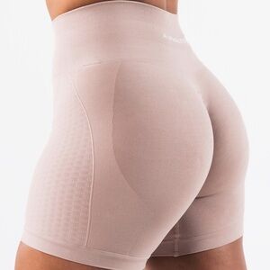 ‘Porcelain’ amplify contour shorts